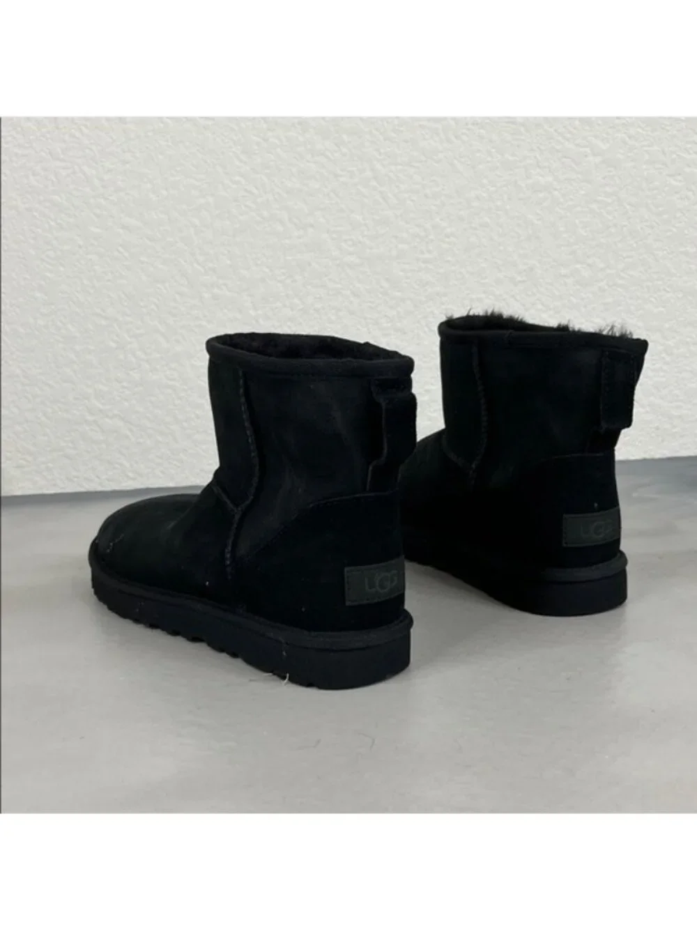 UGG Women's Classic Mini II Black Sueded Sherpa Pull on Winter Boots